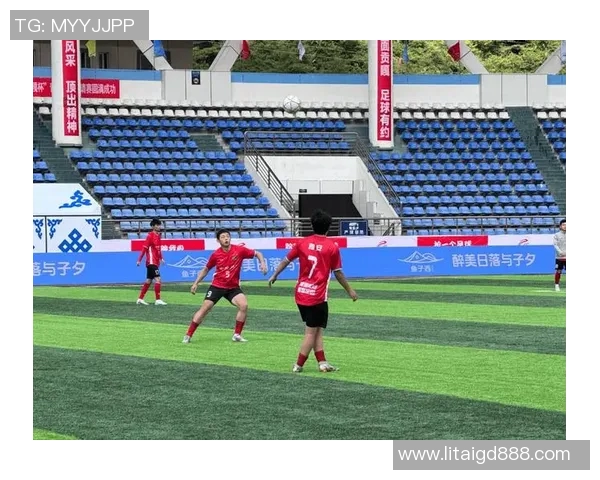 足球星秀丢球事件揭秘 一场意外引发的热议与反思