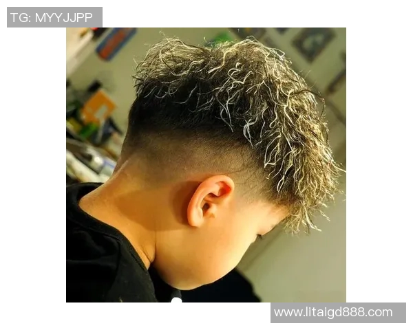 足球球星发型男孩引领潮流风尚 成为校园时尚新宠